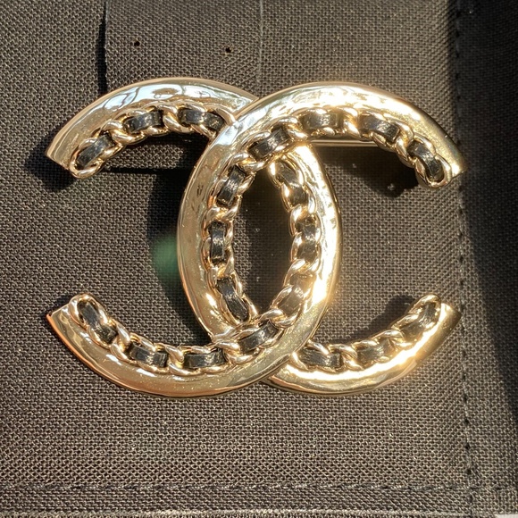CHANEL 2022P GOLDEN TONE CC LOGO BLACK LEATHER CHAIN BROOCH PIN CHARM - Picture 4 of 15